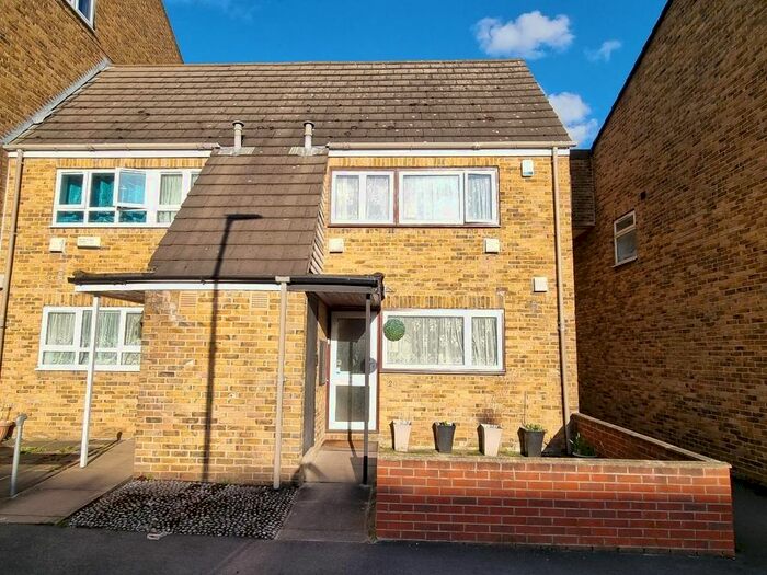4 Bedroom End Of Terrace House To Rent In Maitland Close, Hounslow, TW4