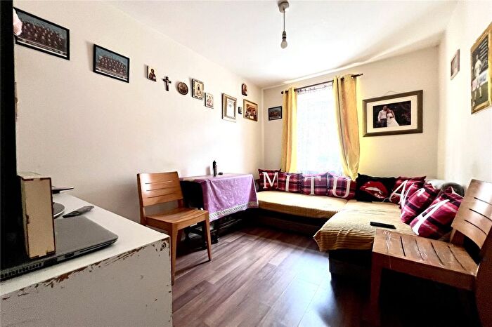 2 Bedroom Flat For Sale In High Street, Aldershot, Hampshire, GU12