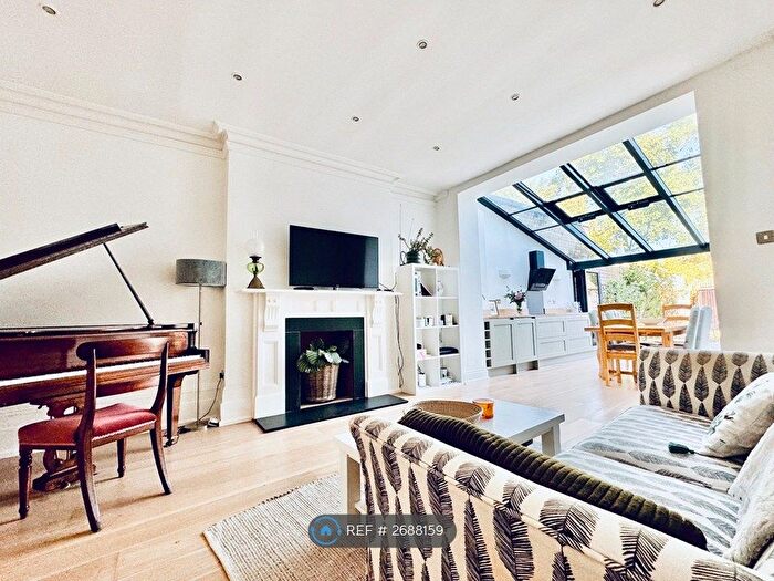 3 Bedroom Maisonette To Rent In Kew Road, Richmond, TW9