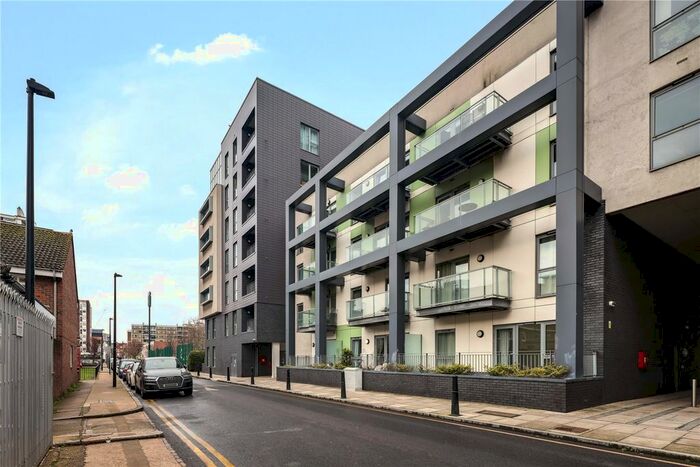 3 Bedroom Flat To Rent In Hodgeson House, Christian Street, London, E1