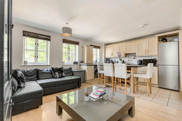 2 Bedroom Flat To Rent In Oak Tree Court, Lyham Road, London, SW2
