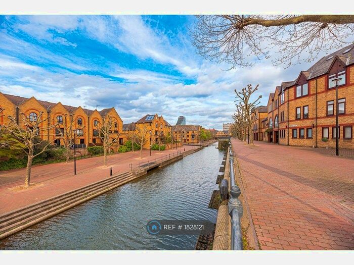 Studio To Rent In Douthwaite Square, London, E1W