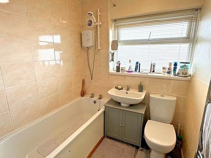 2 Bedroom Semi-Detached House For Sale In Laughton Way, Lincoln, LN2