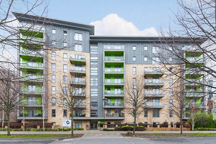 3 Bedroom Flat To Rent In Lakeside Drive, Park Royal, NW10