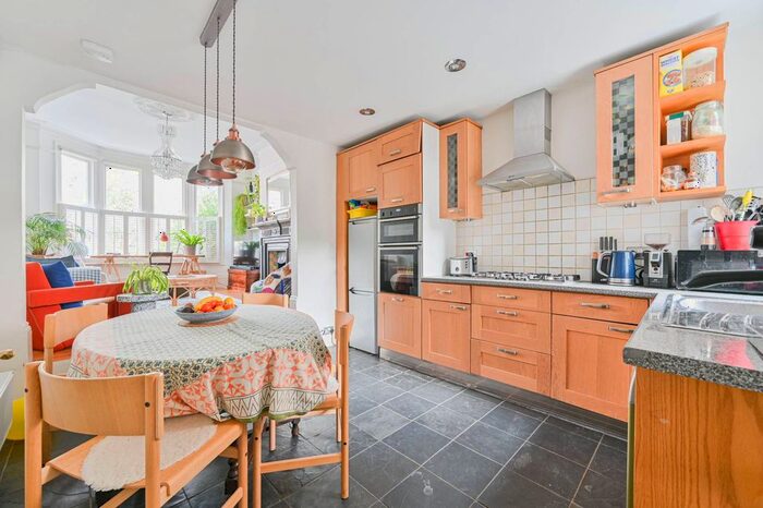 2 Bedroom Flat To Rent In Elmwood Road, Herne Hill, London, SE24