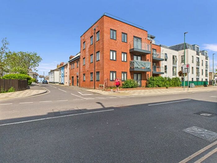 1 Bedroom Flat To Rent In Albert Road, Littlehampton, BN17