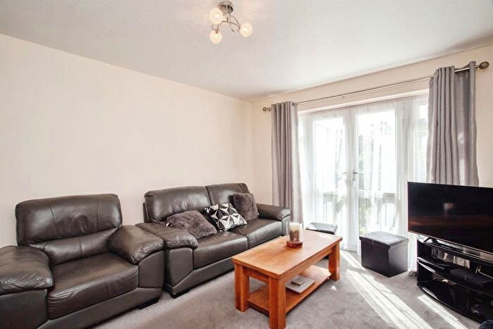 2 Bedroom Flat For Sale In Chenies Way, Watford, WD18