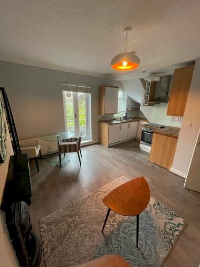 3 Bedroom Flat To Rent In Victoria Road, London, NW7