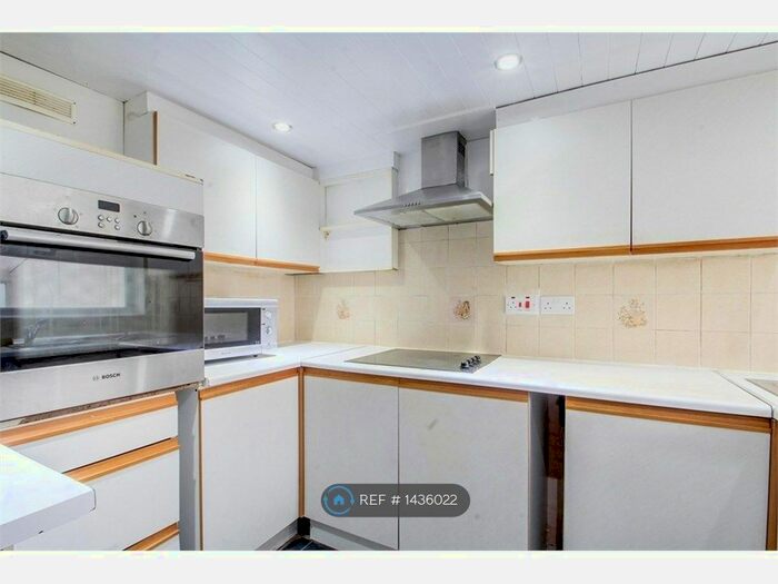 3 Bedroom Semi-Detached House To Rent In Thornton Avenue, West Drayton, UB7