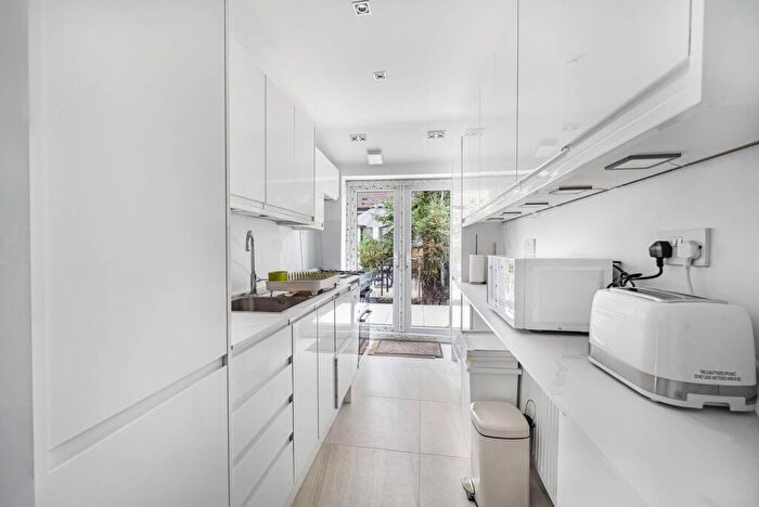 2 Bedroom Flat To Rent In Spruce Hills Road, Walthamstow, London, E17