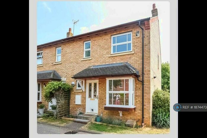 3 Bedroom Semi-Detached House To Rent In Larkspur Square, Bicester, OX26