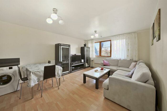 2 Bedroom Apartment To Rent In Bray Court, Bethnal Green, E2