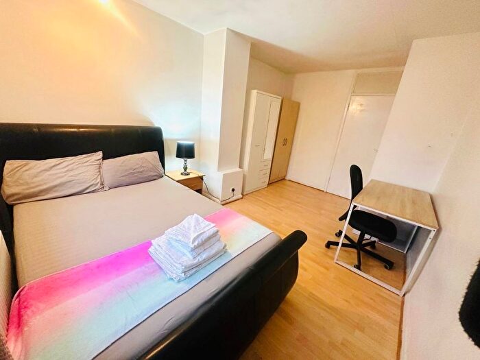 4 Bedroom Cottage To Rent In Lindley Street, London, E1