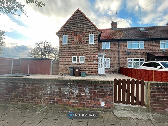 3 Bedroom Semi Detached House To Rent In Sutton Lane, Hounslow, TW3