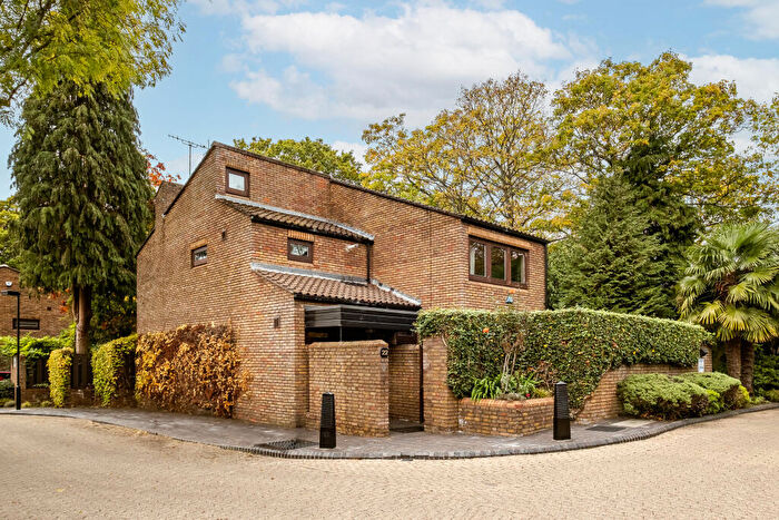 3 Bedroom Detached House For Sale In West Hill Park, London, N6