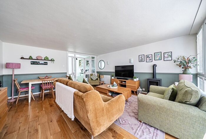 2 Bedroom Flat For Sale In Basinghall Gardens, Sutton, SM2