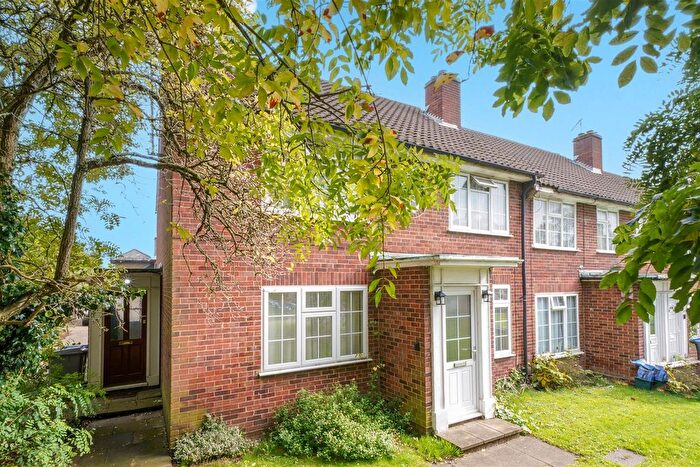 2 Bedroom Maisonette For Sale In Elms Lane, Wembley, HA0