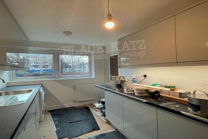 3 Bedroom Flat To Rent In Coxson Way, London SE1