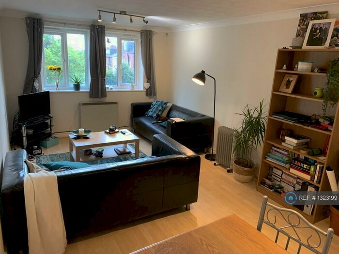 2 Bedroom Flat To Rent In Broomfield Lodge, Leeds, LS6