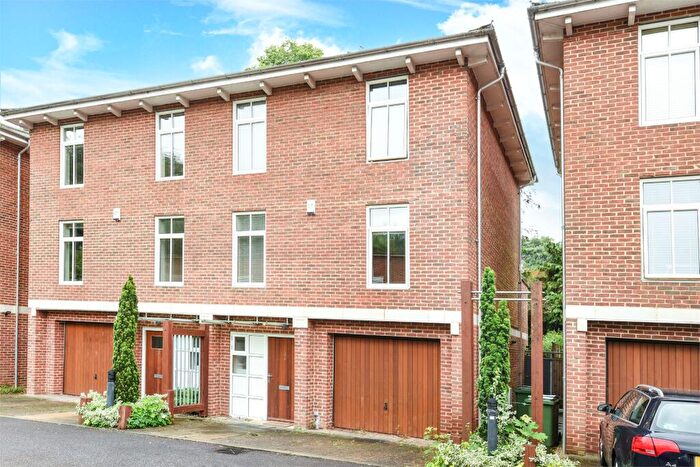 3 Bedroom Semi-Detached House To Rent In Thistledown Close, Winchester, SO22