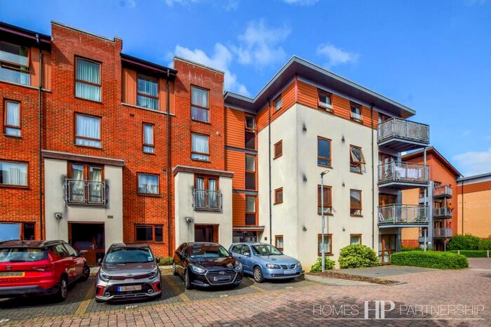 2 Bedroom Flat To Rent In Tomlin Court, Commonwealth Drive, RH10