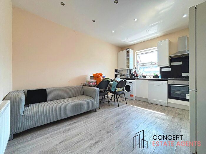 3 Bedroom Flat To Rent In Boscombe Road, South Wimbledon, SW19
