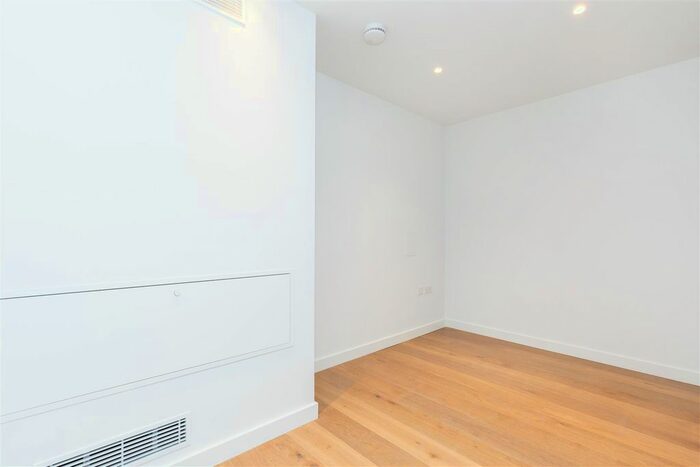 2 Bedroom Flat To Rent In Postmark, Phoenix Place, WC1X