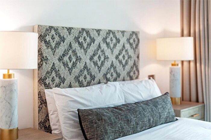 3 Bedroom Flat To Rent In Thornes House, Charles Clowes Walk, London, SW11