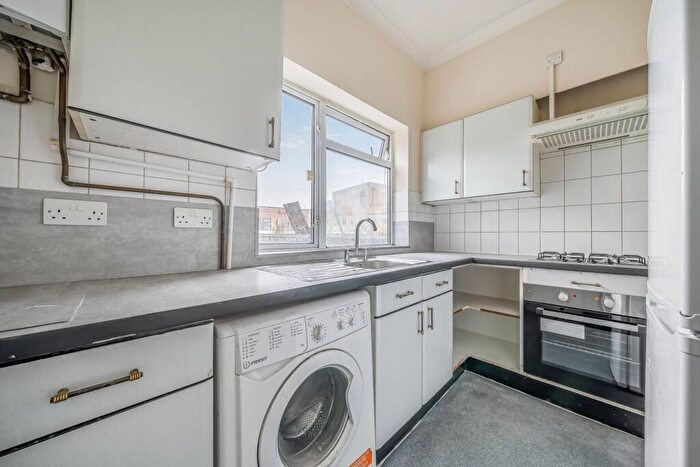 3 Bedroom Flat To Rent In Holloway Road, Archway, London, N19