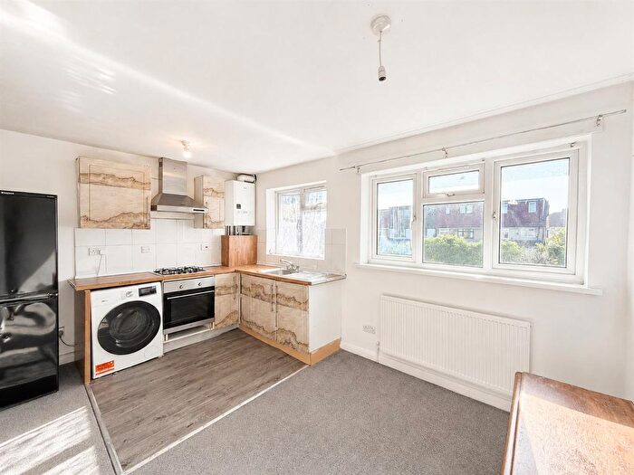 1 Bedroom Flat To Rent In Clark Way, Hounslow, TW5
