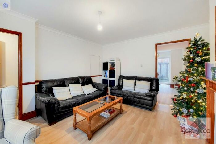 3 Bedroom Semi-Detached House To Rent In Clitterhouse Road London, NW2