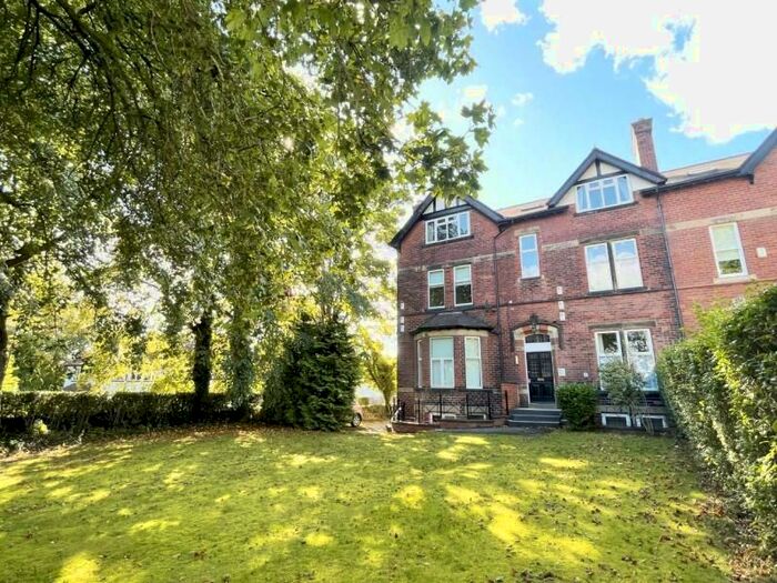 2 Bedroom Flat To Rent In Weetwood Lane, Weetwood, Leeds, LS16