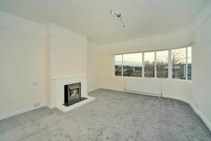 2 Bedroom Flat To Rent In Kingfisher Court, Bridge Road, East Molesey, KT8