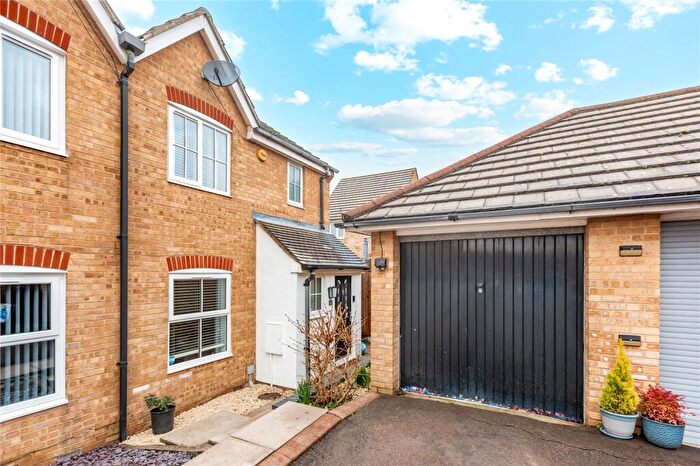 3 Bedroom Semi Detached House For Sale In Davidson Gardens, Wickford, Essex, SS12