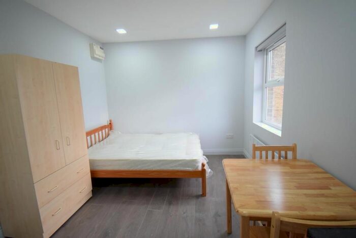 Studio To Rent In High Street, Acton, London, W3