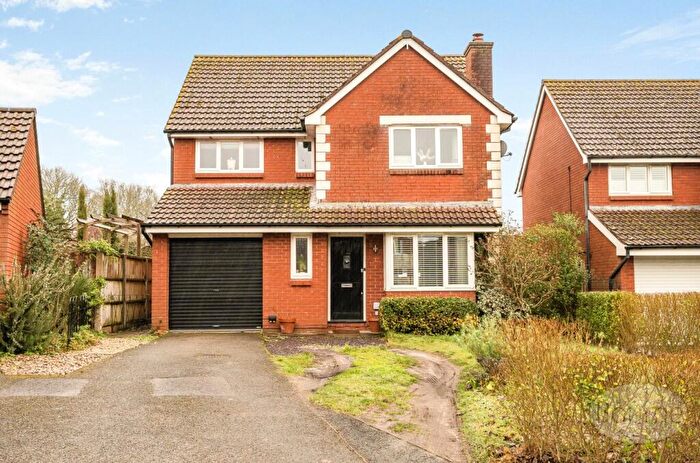 4 Bedroom Detached House For Sale In Woodlark Gardens, Petersfield, Hampshire, GU31