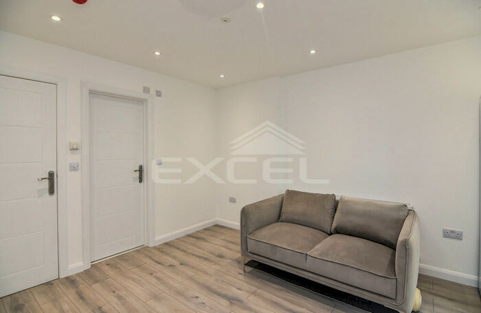 1 Bedroom Apartment To Rent In Long Lane, Finchley Central, London, N3