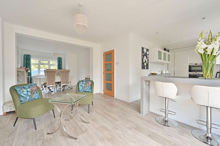4 Bedroom Detached House For Sale In The Ridgeway, Watford, WD17