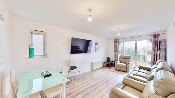 3 Bedroom Flat To Rent In Canalside Gardens, Southall, UB2