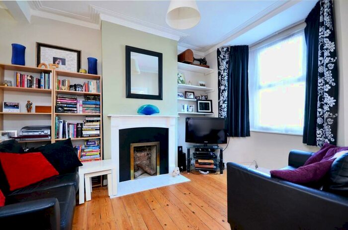 2 Bedroom House To Rent In Worland Road, Stratford, London, E15