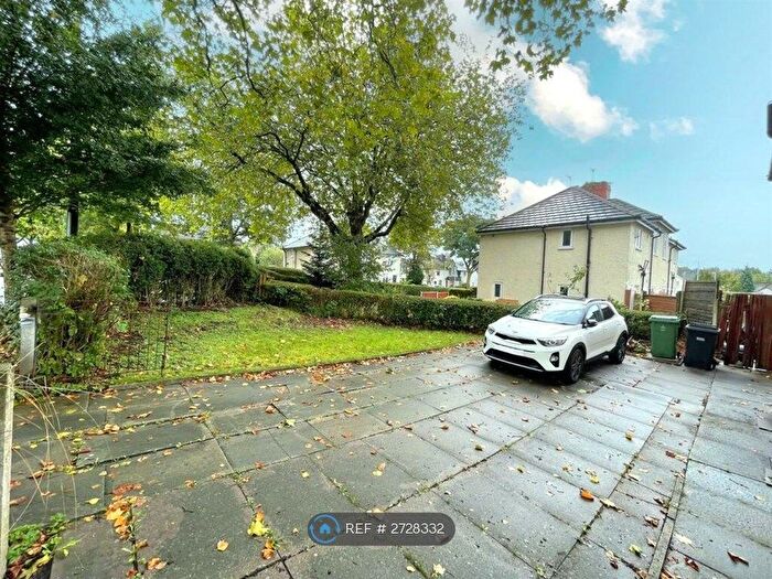 4 Bedroom Semi-Detached House To Rent In Broadwalk, Westhoughton, Bolton, BL5