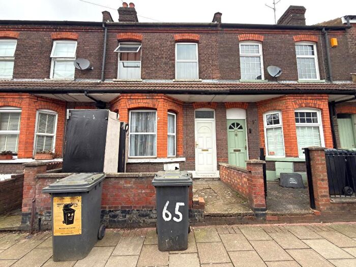 3 Bedroom Terraced House For Sale In Clarendon Road, High Town, Luton, Bedfordshire, LU2