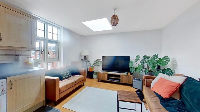 2 Bedroom Flat For Sale In Caxton Court, Burton-On-Trent, Staffordshire, DE14