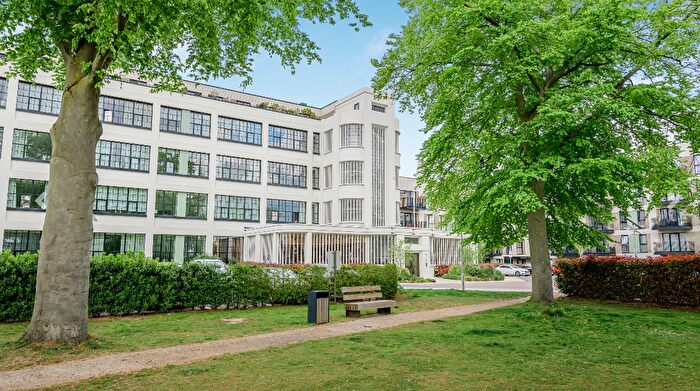 2 Bedroom Flat To Rent In Farine Avenue, Hayes, UB3
