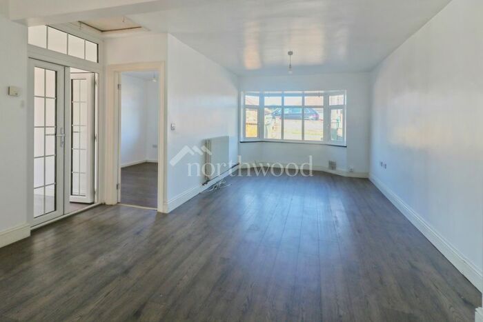 2 Bedroom Bungalow To Rent In Bybrook Road, Kennington, Ashford, TN24