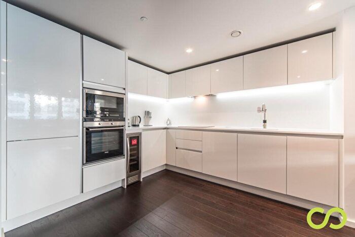 Flat To Rent In Eagle Point, Old Street, EC1V