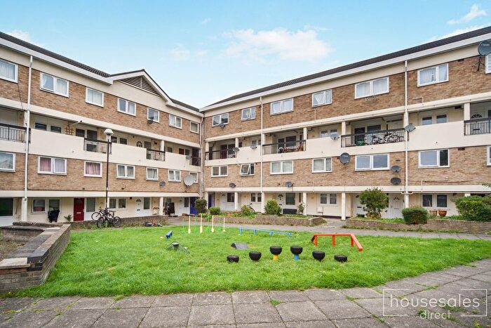 1 Bedroom Flat For Sale In Stocksfield Road, London, E17