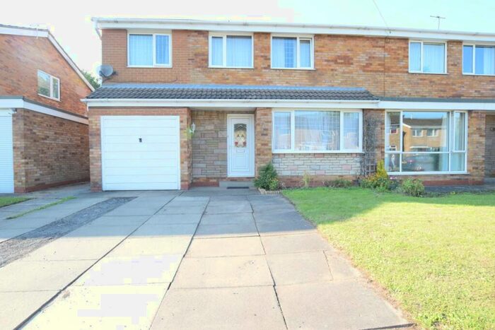4 Bedroom Semi-Detached House To Rent In Hilton Avenue, Scunthorpe, DN15