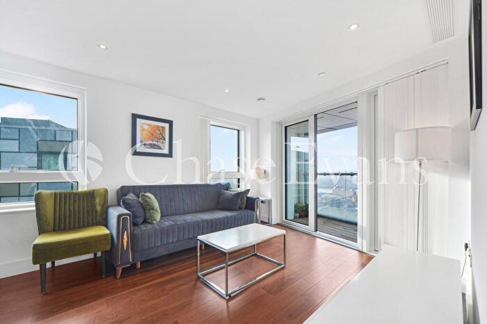 2 Bedroom Flat To Rent In Lincoln Plaza, Canary Wharf, London, E14