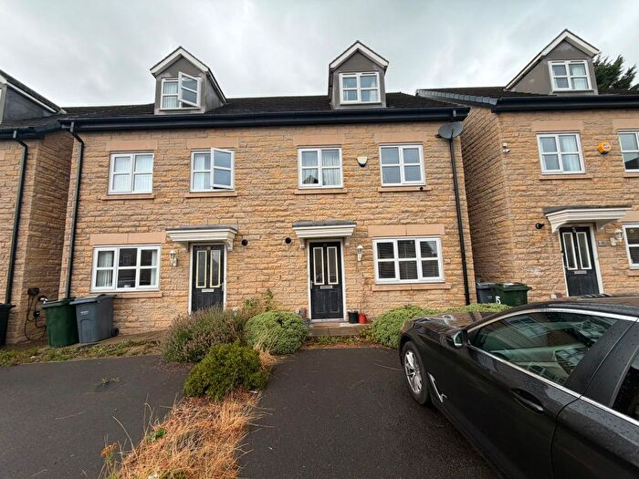 4 Bedroom Semi-Detached House To Rent In Lady Royd Close, Bradford, BD8